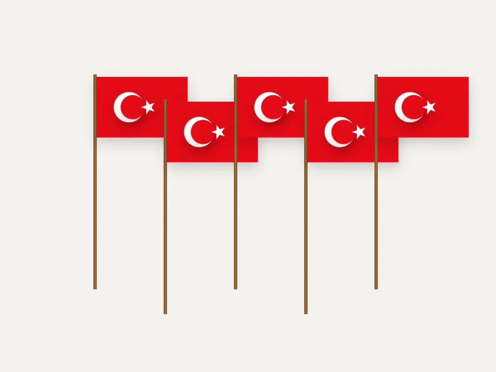 çıtaya takılı küçük Türk bayrakları
